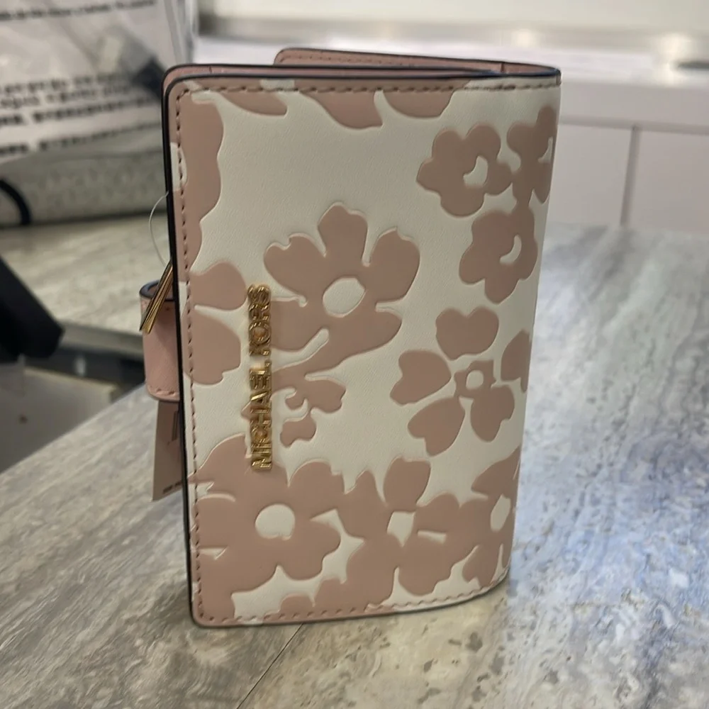 Michael Kors Jet Set Medium Floral Print Bi-Fold Wallet  POWDER BLUSH NWT